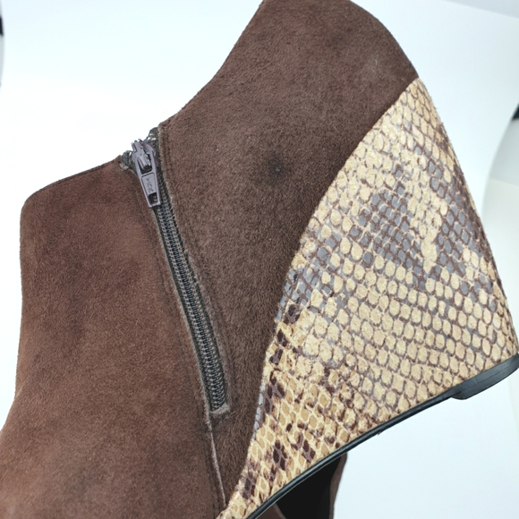 Beverly Feldman Booties brown suede snake print wedge 4" zipped up almond toe 7 - Picture 14 of 15